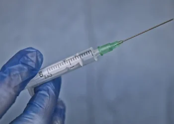Anvisa alerta para riscos de uso indevido de preenchedores dérmicos