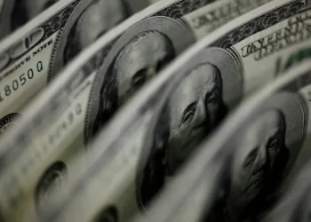 Dólar encosta em R$ 5,25 com agravamento da guerra no Oriente Médio