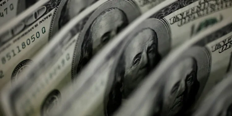 Dólar encosta em R$ 5,25 com agravamento da guerra no Oriente Médio