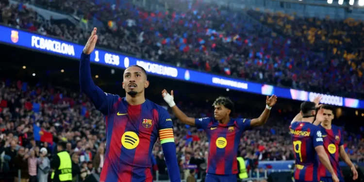 Raphinha marca dois em goleada do Barcelona na Liga dos Campeões