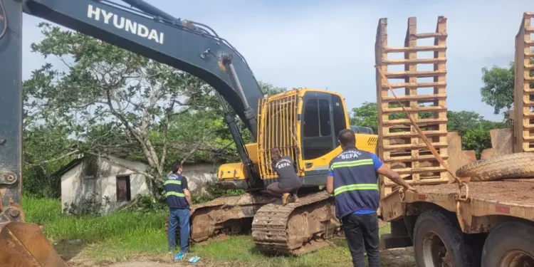 Fiscais da Sefa apreendem escavadeira e mais de 10 mil garrafas de bebida alcoólica