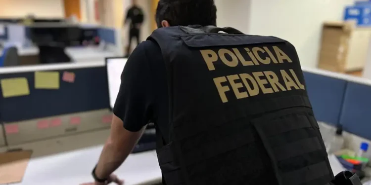 PF prende policiais civis do Rio que extorquiam integrantes do CV