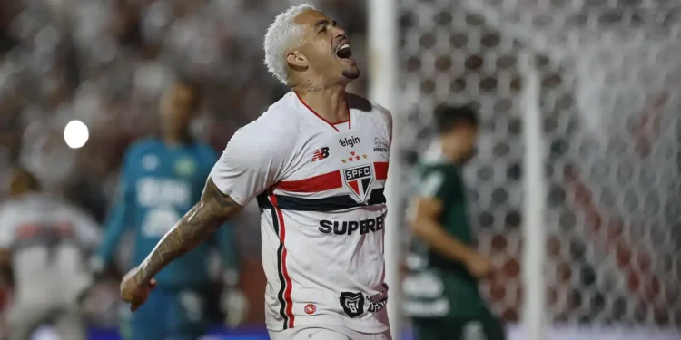 São Paulo vence Chapecoense e assume liderança isolada do Brasileiro