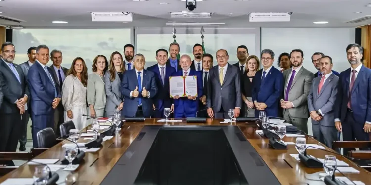 Lula sanciona Lei Antifacção e defende prisão de magnatas do crime
