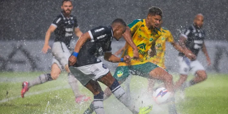 Remo empata com Monte Roraima sob chuva no Baenão e é vaiado pela torcida