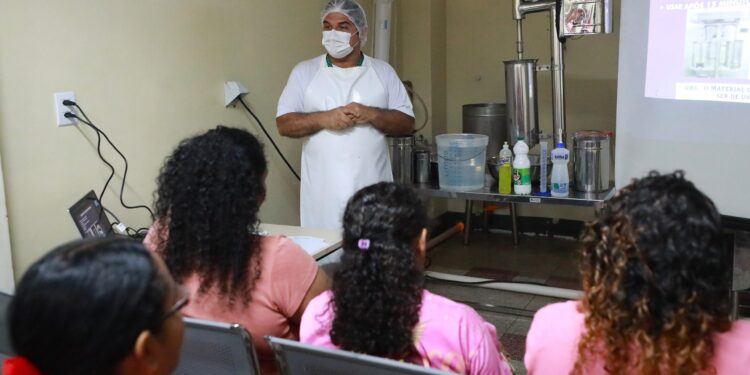 Prefeitura qualifica 40 mulheres na Casa do Açaí