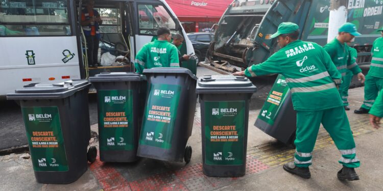 Prefeitura inicia a distribuição de 2 mil coletores de resíduos