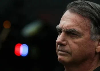 Bolsonaro está estável e tem melhora na função renal, diz boletim médico