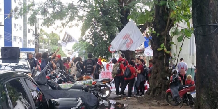 Protesto provoca atraso na coleta de lixo em Belém