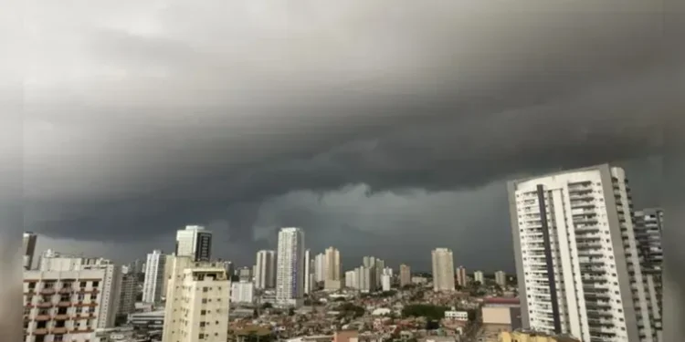 Belém amanhece com tempo fechado nesta terça: veja a previsão do tempo