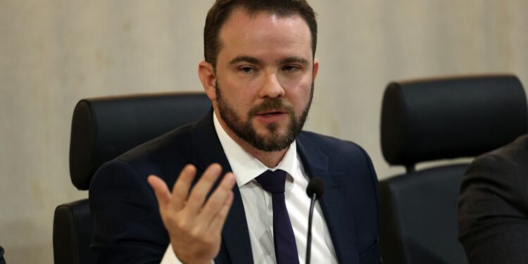 Nova versão do Desenrola será lançada após viagem de Lula, diz Durigan