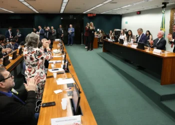 CCJ aprova admissibilidade de propostas que acabam com escala 6×1