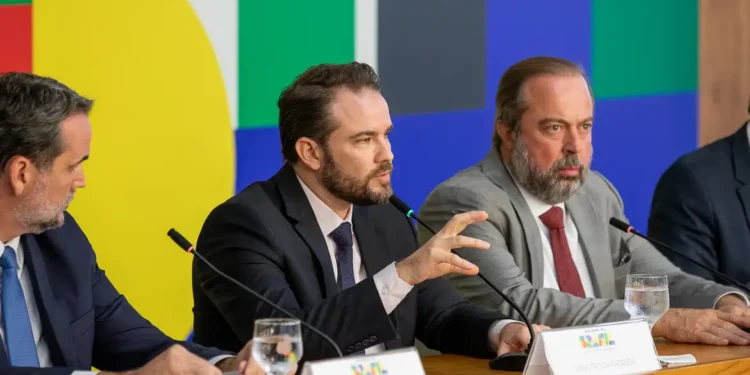 Governo eleva imposto do cigarro para bancar querosene e biodiesel