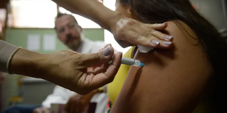 Empresas deverão informar trabalhadores sobre cânceres e vacina