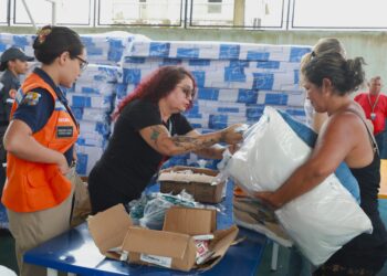 Prefeitura distribui cestas básicas e kits às vítimas de alagamentos