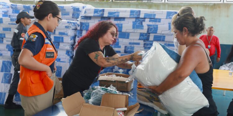 Prefeitura distribui cestas básicas e kits às vítimas de alagamentos