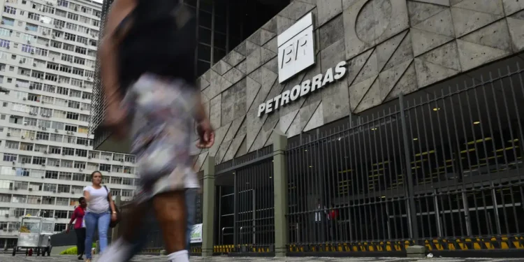 Petrobras reajusta preço do querosene de aviação em 55%