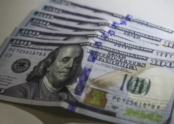Dólar retoma nível pré-guerra e Bolsa sobe com possível acordo com Irã