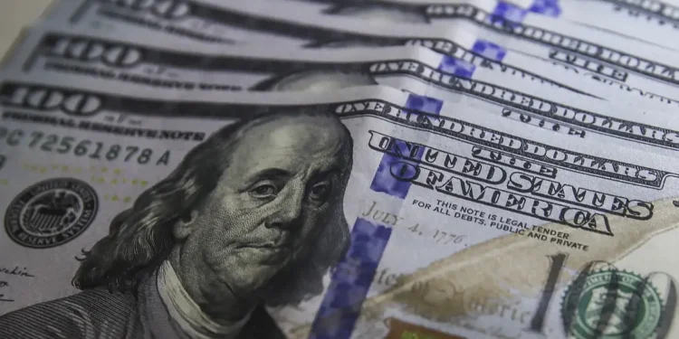 Ibovespa cai e dólar fecha estável em dia de tensão externa