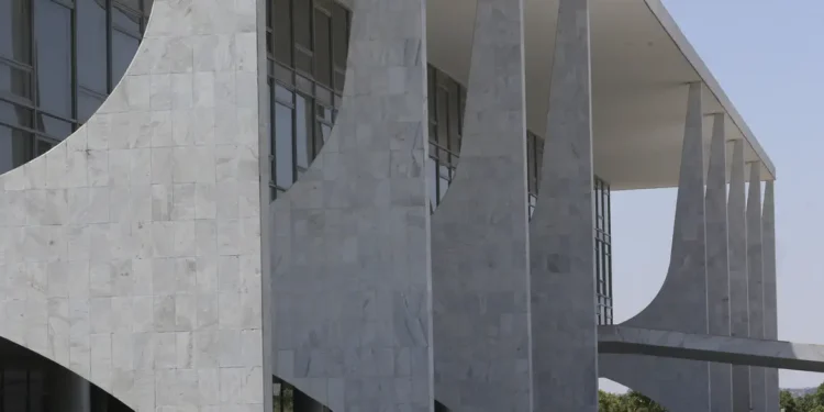 Terceirizados do governo têm redução de jornada e auxílio para creche