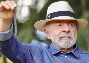 Lula vai a SP para tirar excesso de pele na cabeça e tratar tendinite