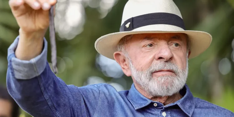 Lula vai a SP para tirar excesso de pele na cabeça e tratar tendinite