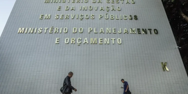 Gasto com pessoal e benefícios fiscais terão limite a partir de 2027