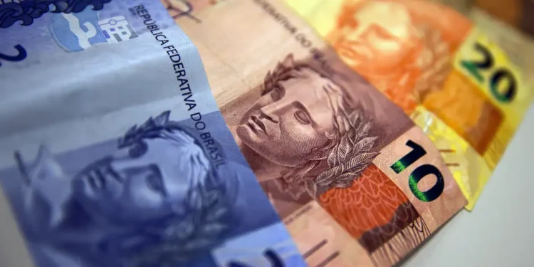 Aposentados e pensionistas do INSS começam a receber 13º nesta sexta