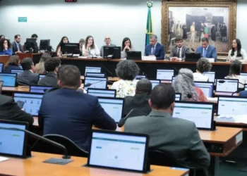 CCJ da Câmara adia análise de PEC sobre redução da maioridade penal