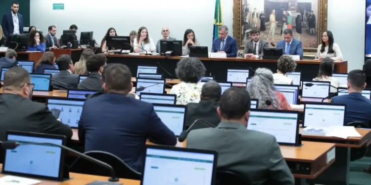 CCJ da Câmara adia análise de PEC sobre redução da maioridade penal