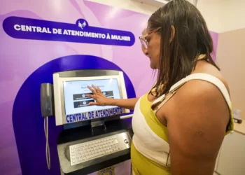 Totens de Atendimento à Mulher registram mais de 1,4 mil acionamentos e serviço chega a Salinópolis