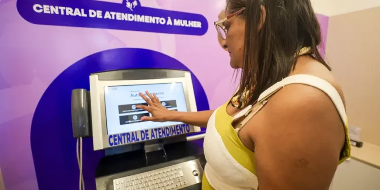Totens de Atendimento à Mulher registram mais de 1,4 mil acionamentos e serviço chega a Salinópolis
