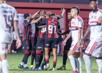 Vitória mostra eficiência e elimina Flamengo da Copa do Brasil