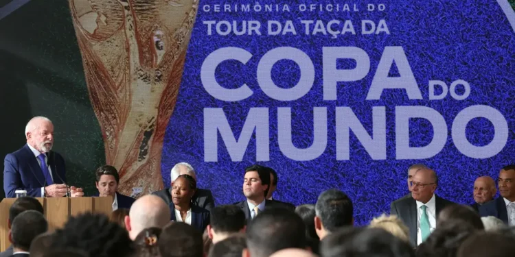 Lula sanciona lei da Copa do Mundo Feminina e reconhece pioneiras