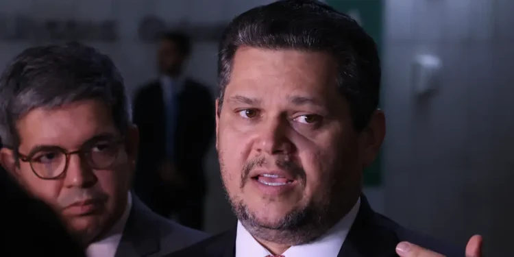 Alcolumbre mantém PEC 6×1 travada em semana esvaziada no Senado