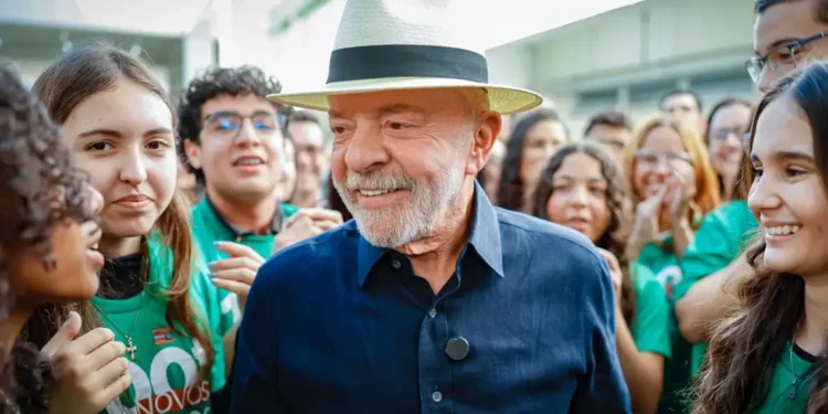 “Quem tinha que aumentar a taxa seríamos nós”, diz Lula sobre EUA