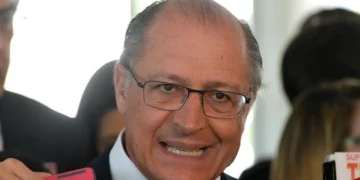 É factoide do clã Bolsonaro para desviar do caso Master, diz Alckmin