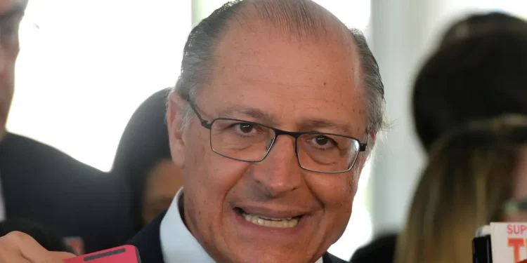 É factoide do clã Bolsonaro para desviar do caso Master, diz Alckmin