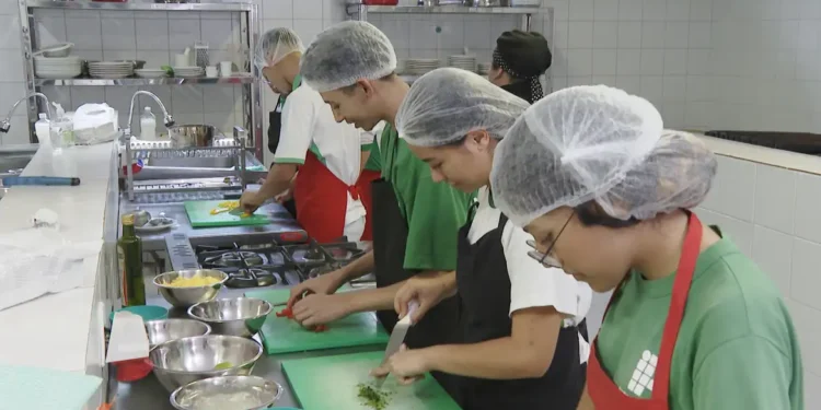 Desemprego até maio cai para 5,6%, o menor já registrado no período