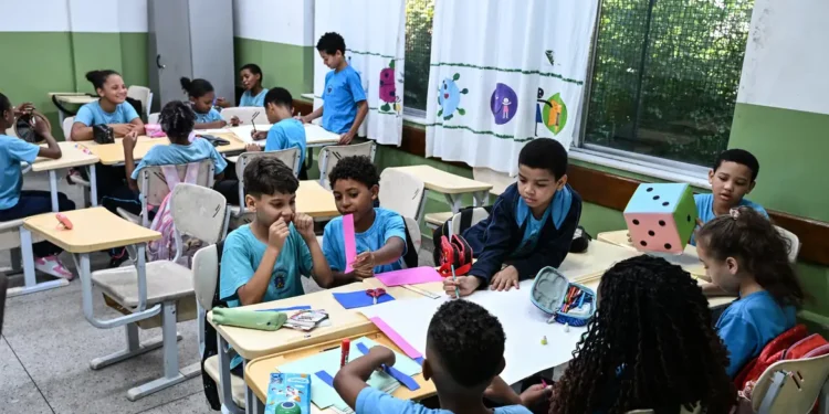 Governo fixa em R$ 5,1 mil novo piso nacional do magistério