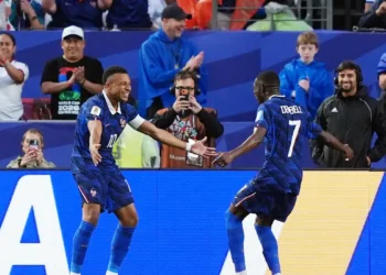 Depois de chuva e pausa, França de Mbappé não dá chances ao Iraque