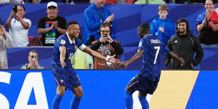 Depois de chuva e pausa, França de Mbappé não dá chances ao Iraque