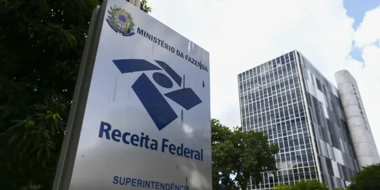 Receita paga nesta terça maior lote de restituição do IR da história