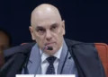 Moraes deve analisar se carta divulgada por Flávio violou prisão domiciliar de Bolsonaro