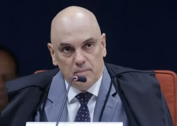 Moraes deve analisar se carta divulgada por Flávio violou prisão domiciliar de Bolsonaro