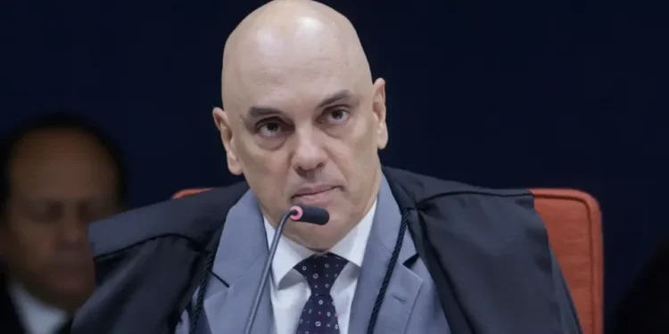 Moraes deve analisar se carta divulgada por Flávio violou prisão domiciliar de Bolsonaro