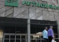 Com alívio da guerra, Petrobras reduz preço do querosene de aviação