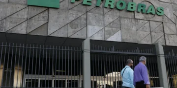 Com alívio da guerra, Petrobras reduz preço do querosene de aviação