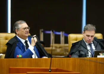 Ministro Flávio Dino decide reintegrar o chefe da PF Andrei Rodrigues